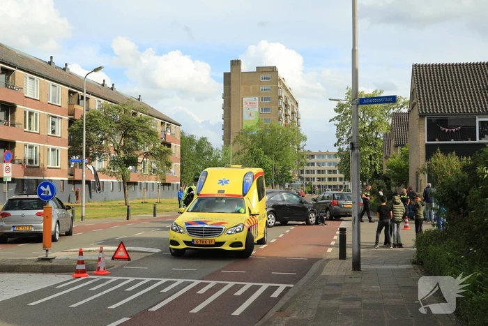 Twee auto's botsen op kruising