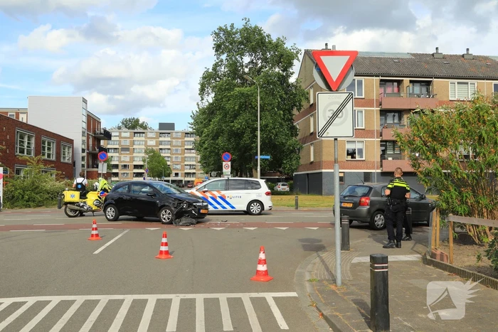 Twee auto's botsen op kruising