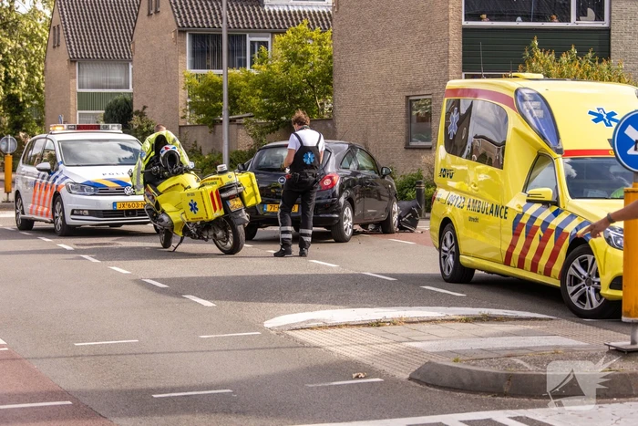 Twee auto's botsen op kruising