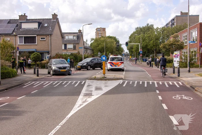 Twee auto's botsen op kruising