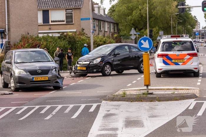 Twee auto's botsen op kruising