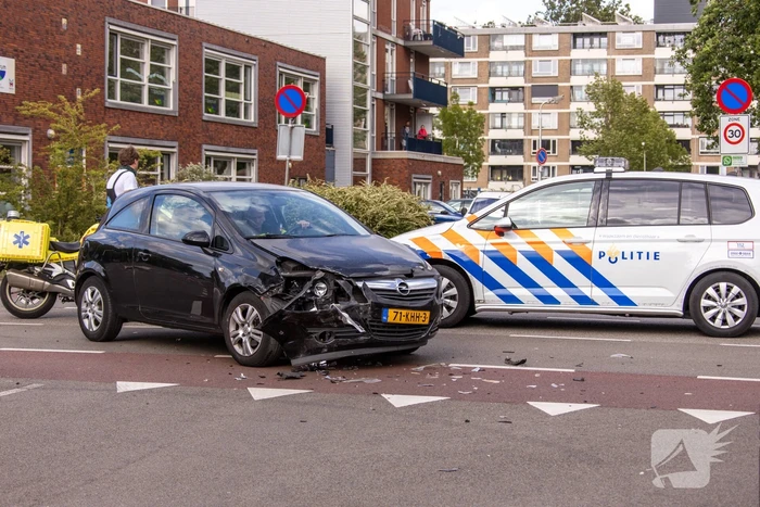 Twee auto's botsen op kruising