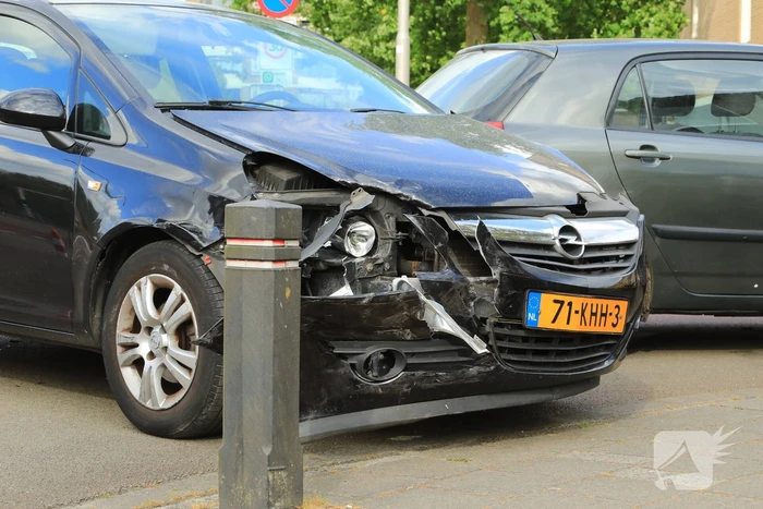Twee auto's botsen op kruising