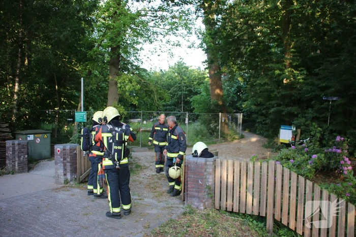 Flinke rookontwikkeling bij brand in meerdere boomstammen