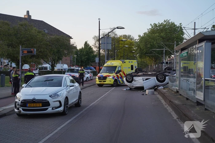 Personenauto belandt op zijn kop na aanrijding