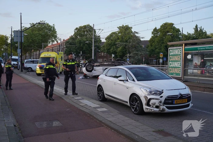 Personenauto belandt op zijn kop na aanrijding