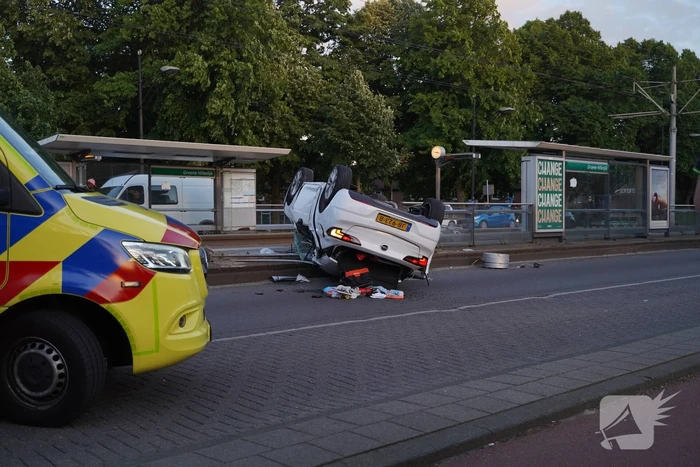 Personenauto belandt op zijn kop na aanrijding