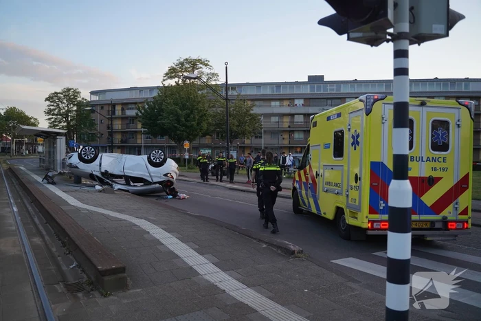 Personenauto belandt op zijn kop na aanrijding