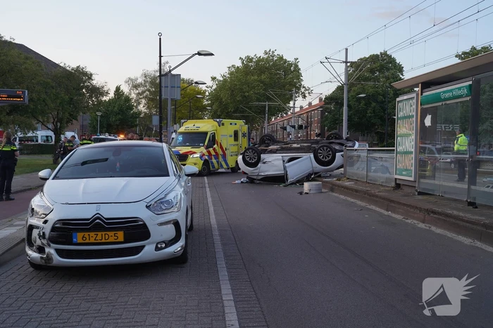 Personenauto belandt op zijn kop na aanrijding