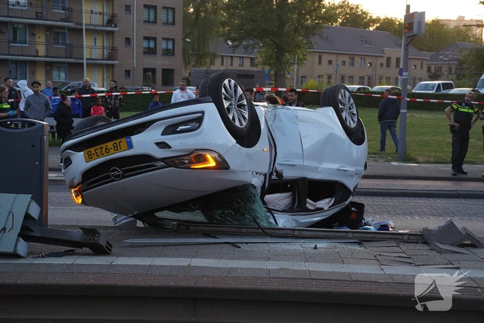 Personenauto belandt op zijn kop na aanrijding