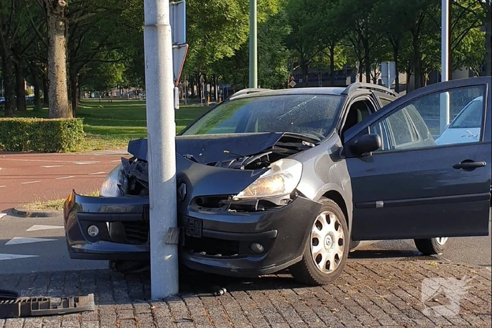 Auto knalt op lantaarnpaal, bestuurder vlucht