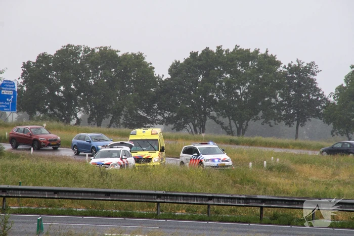 Auto vliegt uit de bocht op afrit