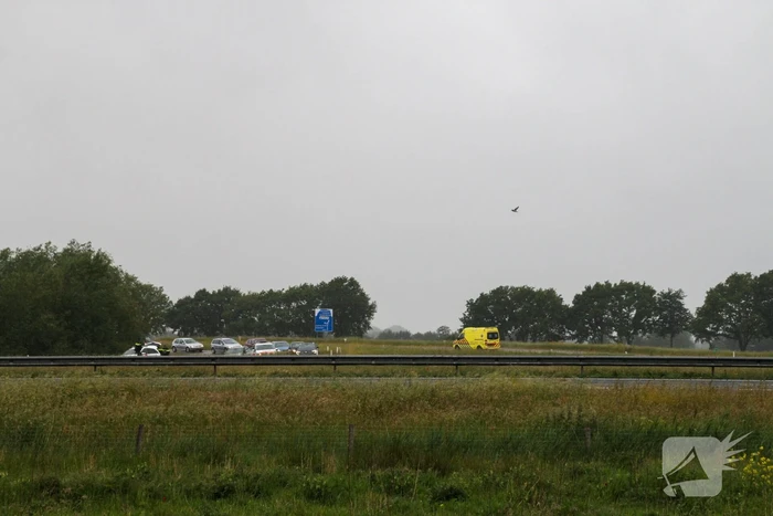 Auto vliegt uit de bocht op afrit