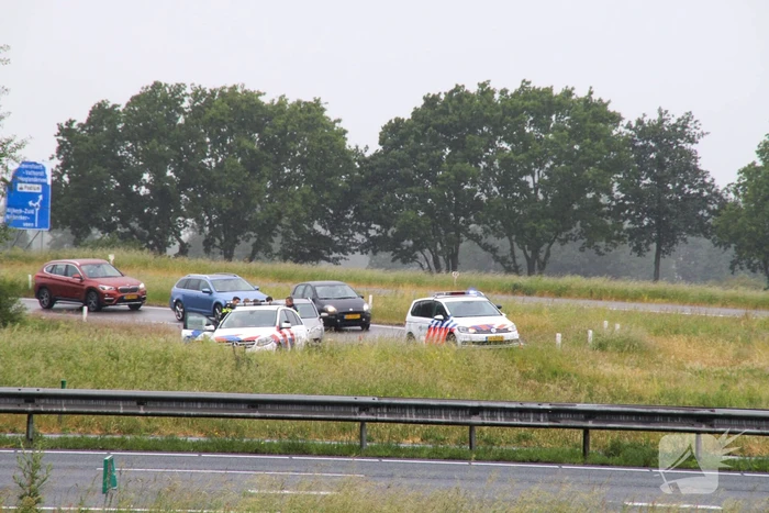Auto vliegt uit de bocht op afrit