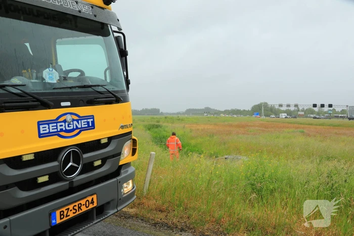 Auto vliegt uit de bocht op afrit