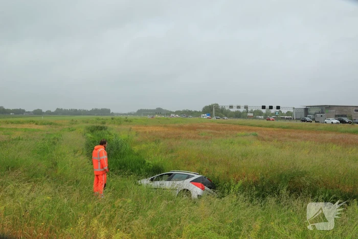 Auto vliegt uit de bocht op afrit