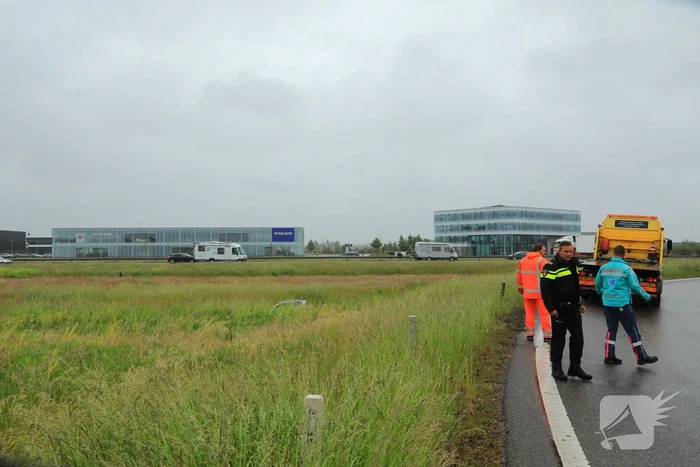 Auto vliegt uit de bocht op afrit