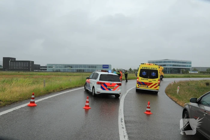 Auto vliegt uit de bocht op afrit