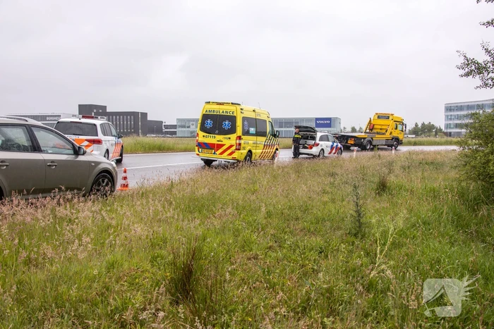 Auto vliegt uit de bocht op afrit