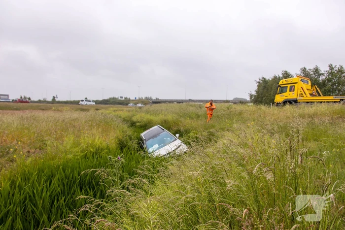 Auto vliegt uit de bocht op afrit