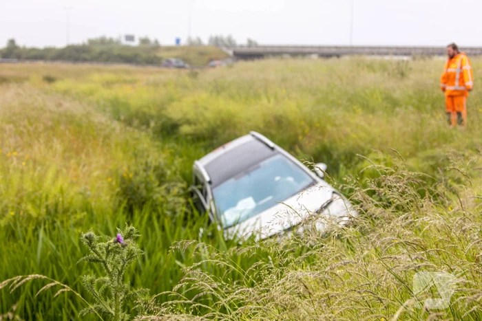 Auto vliegt uit de bocht op afrit