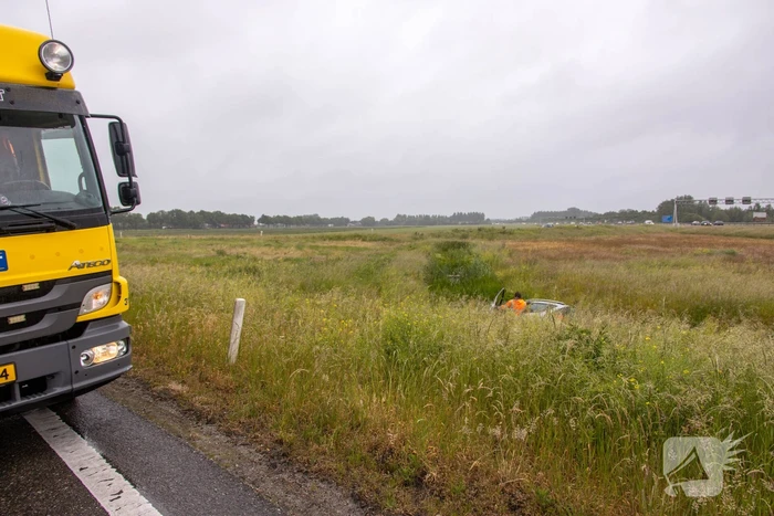 Auto vliegt uit de bocht op afrit