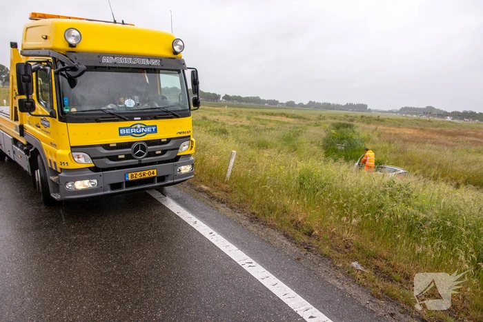 Auto vliegt uit de bocht op afrit