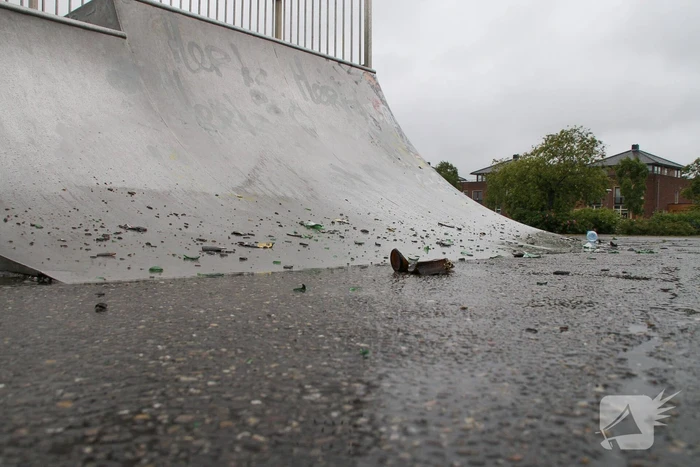 Skatebaan bezaaid met kapot gegooide bierflesjes