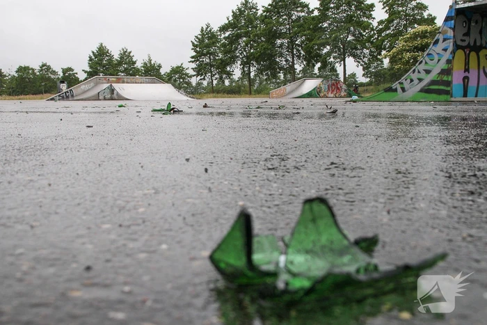 Skatebaan bezaaid met kapot gegooide bierflesjes