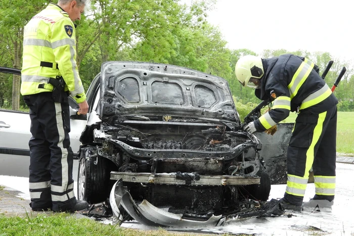 Auto verwoest door brand