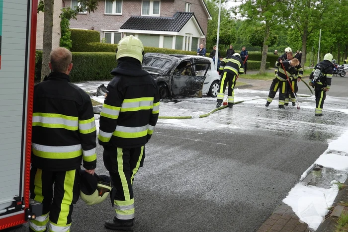 Auto verwoest door brand