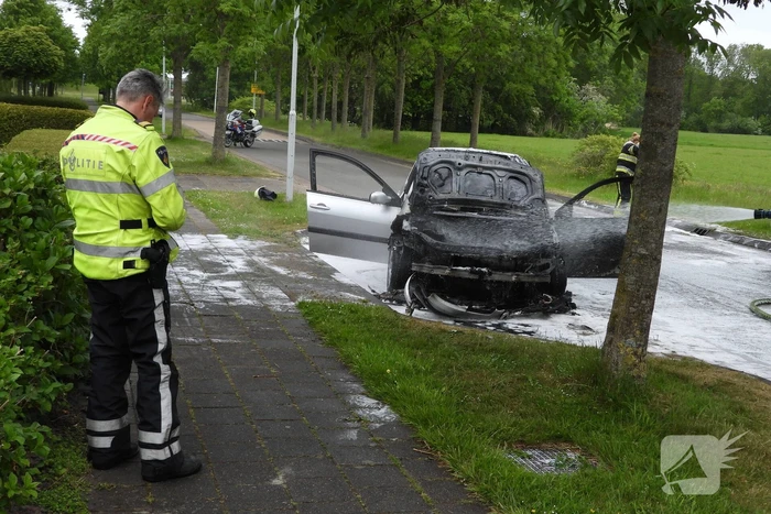Auto verwoest door brand