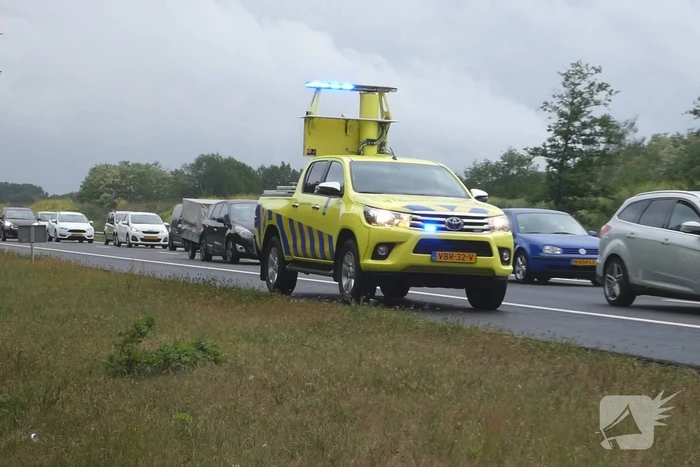 Auto vliegt al rijdend in brand
