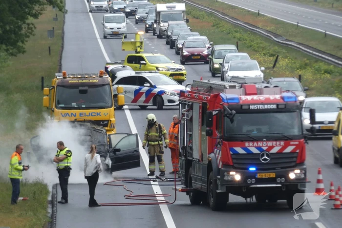 Auto vliegt al rijdend in brand