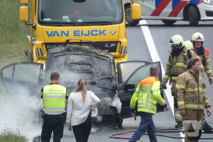 Auto vliegt al rijdend in brand