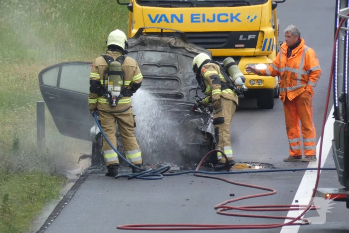 Auto vliegt al rijdend in brand