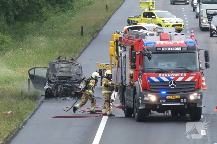 Auto vliegt al rijdend in brand