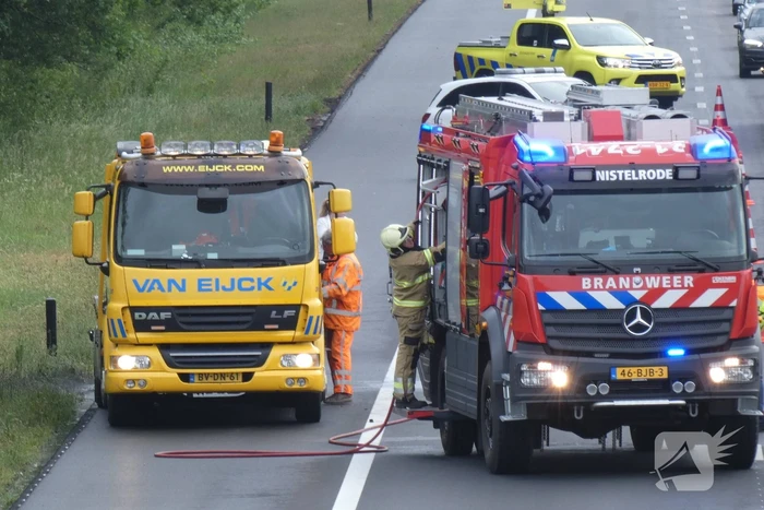 Auto vliegt al rijdend in brand