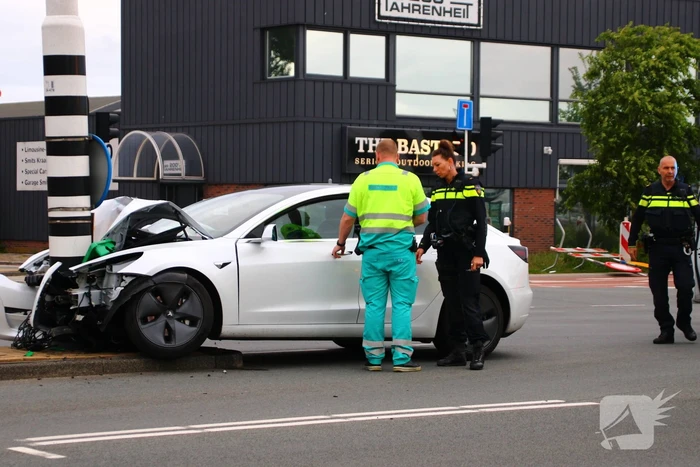 Tesla flink in de kreukels na botsing met paal