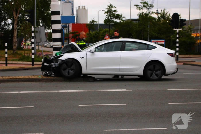 Tesla flink in de kreukels na botsing met paal