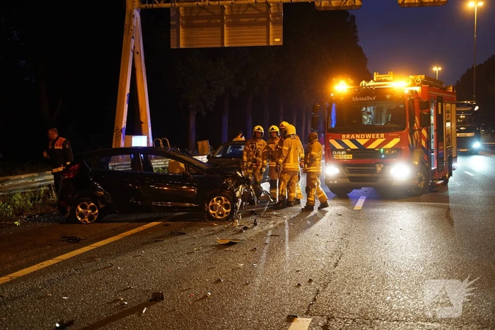 Auto botst in vangrail na kop-staart aanrijding