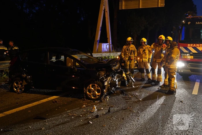 Auto botst in vangrail na kop-staart aanrijding