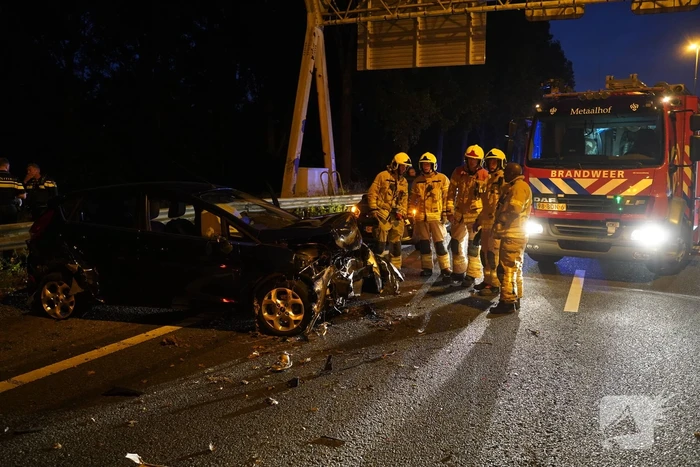 Auto botst in vangrail na kop-staart aanrijding