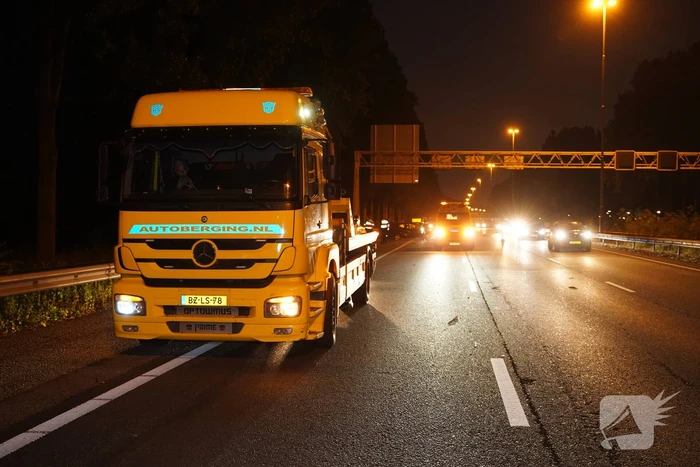 Auto botst in vangrail na kop-staart aanrijding