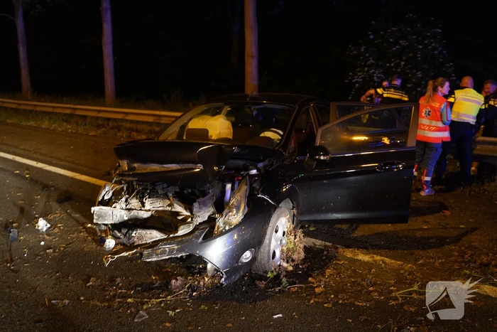 Auto botst in vangrail na kop-staart aanrijding
