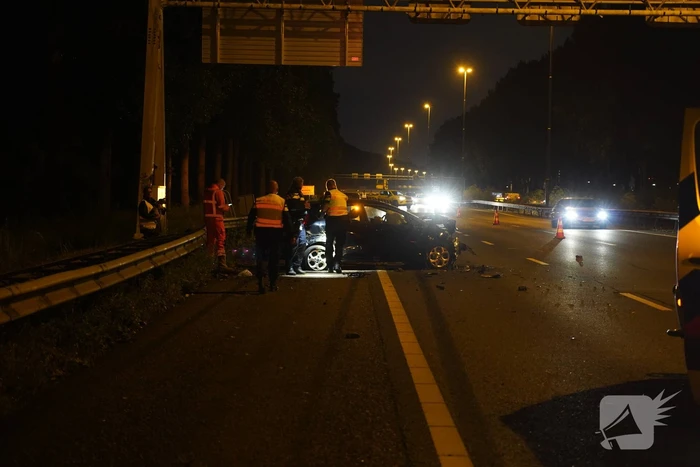 Auto botst in vangrail na kop-staart aanrijding