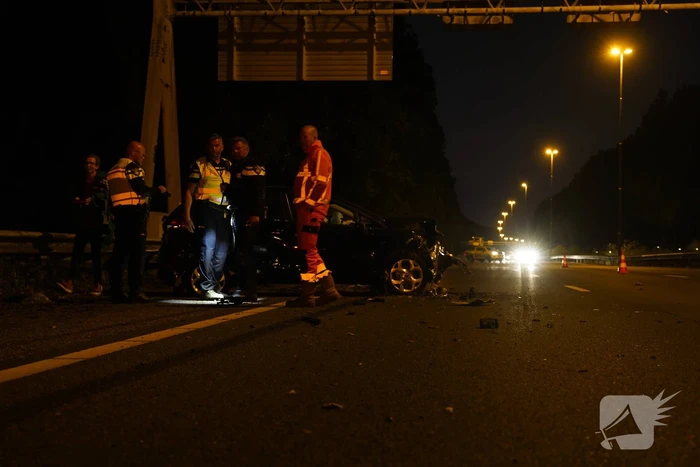 Auto botst in vangrail na kop-staart aanrijding