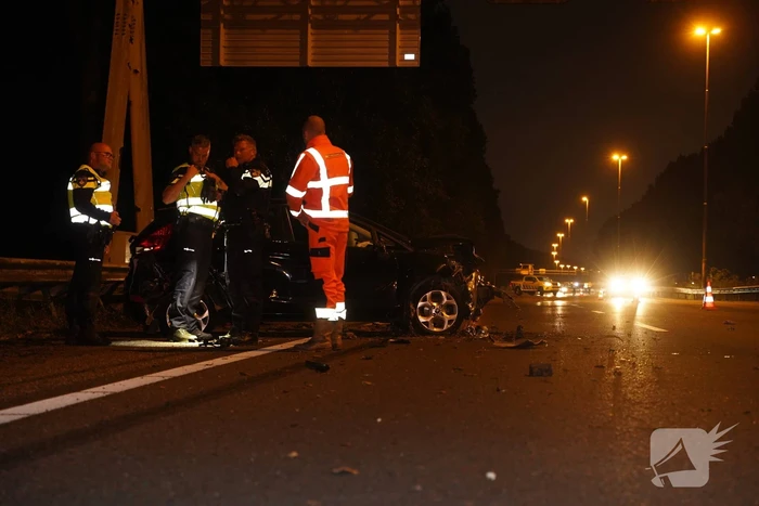 Auto botst in vangrail na kop-staart aanrijding