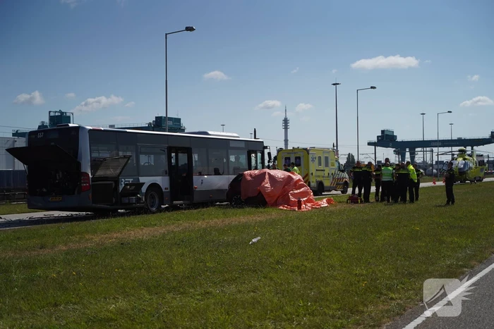 Auto botst op RET-stadsbus, automobilist overleden