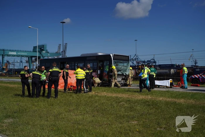 Auto botst op RET-stadsbus, automobilist overleden